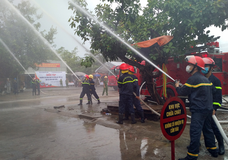 Diễn tập thực binh phương án chữa cháy và cứu nạn cứu hộ trong tình huống khẩn cấp