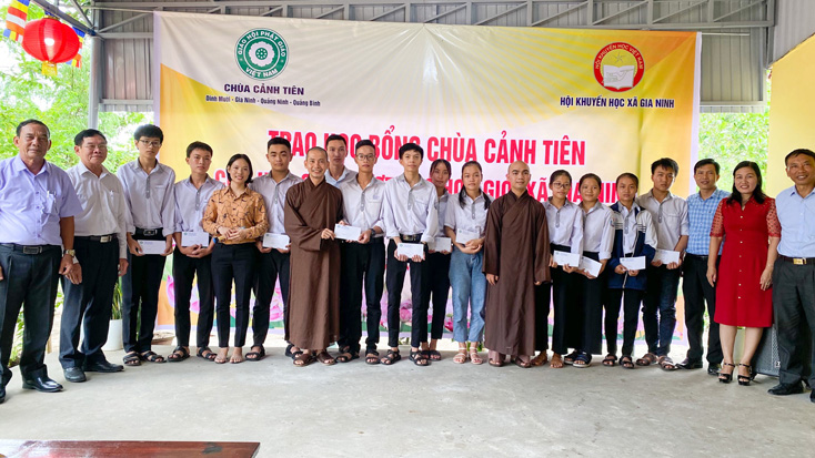 Trao 70 suất học bổng cho học sinh nghèo vượt khó ở huyện Quảng Ninh