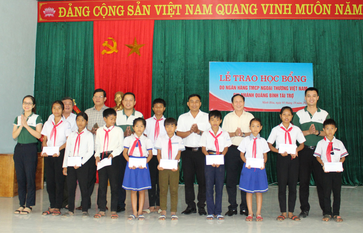 Trao học bổng "Tiếp sức đến trường" cho học sinh nghèo huyện Tuyên Hóa và Minh Hóa