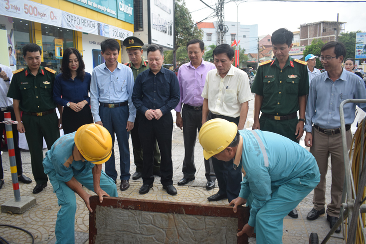 Ra quân hạ ngầm tuyến cáp thông tin phía Nam đường Trần Hưng Đạo