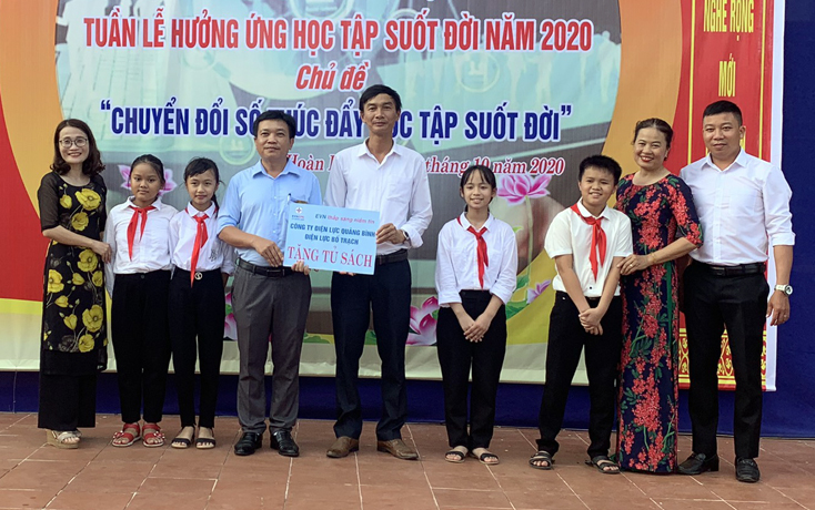 Điện lực Bố Trạch: Tặng tủ sách cho học sinh