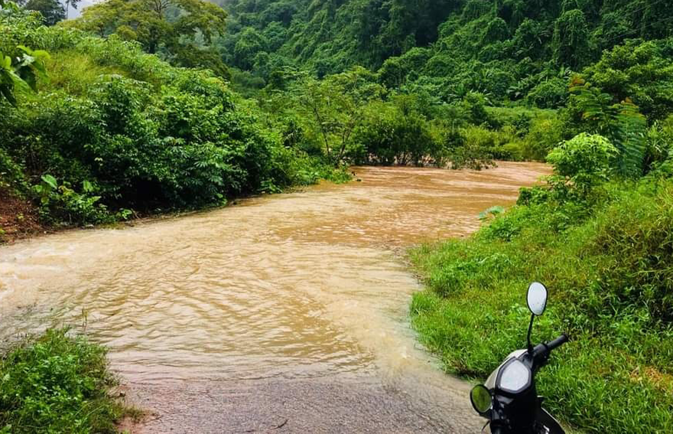 Nhiều tuyến đường giao thông bị chia cắt do nước lũ dâng cao