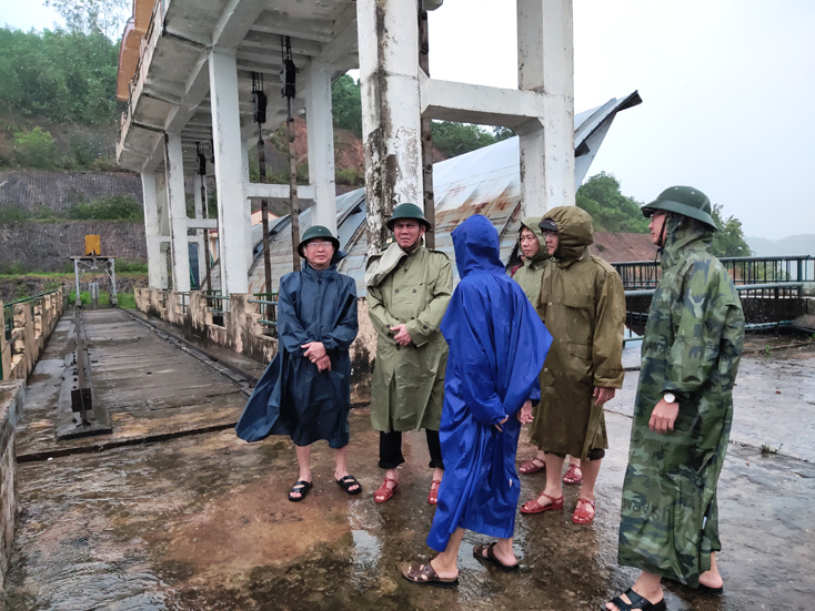 Đồng chí Phó Bí thư Thường trực Tỉnh ủy Trần Thắng kiểm tra công tác phòng chống lụt bão
