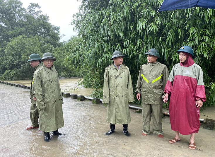 Đồng chí Phó Chủ tịch UBND tỉnh Trần Phong kiểm tra, chỉ đạo công tác ứng phó mưa lũ