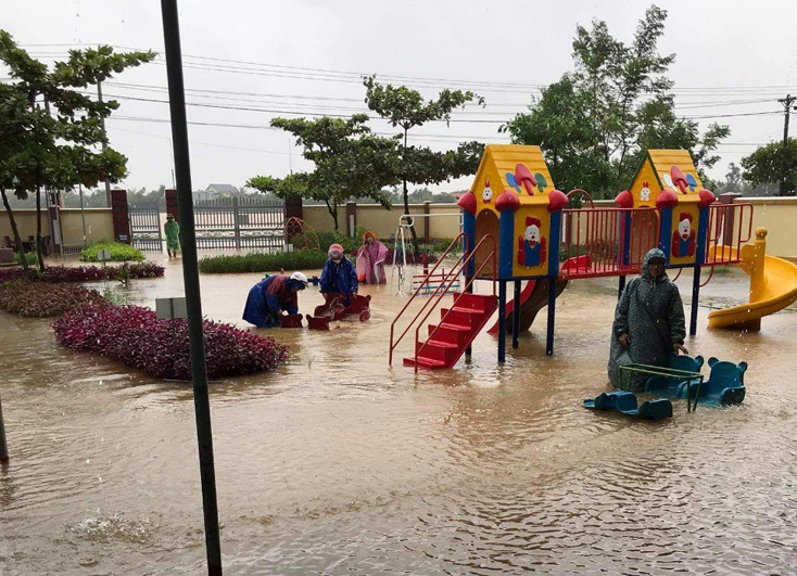 Nhiều trường ngập sâu trong nước lũ, học sinh phải nghỉ học