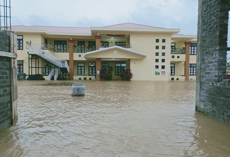 Gần 50% số trường trong toàn tỉnh cho học sinh nghỉ học do mưa lũ