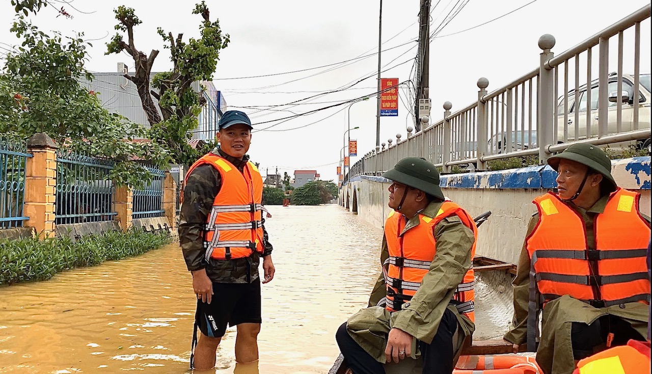Đồng chí Phó Chủ tịch UBND tỉnh thăm, động viên người dân vùng ngập lụt Lệ Thủy