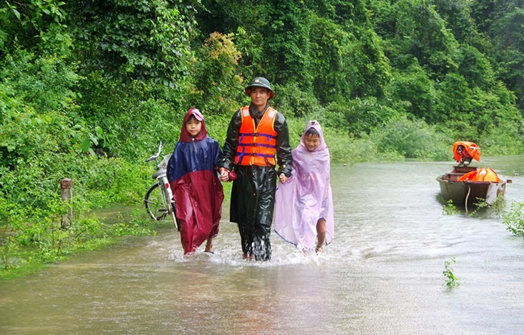 Bộ đội Biên phòng Quảng Bình giúp dân ứng phó với mưa lũ