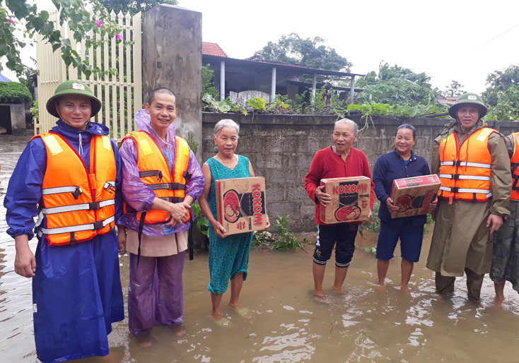 Ban Trị sự Phật giáo huyện Quảng Ninh cứu trợ bà con vùng lũ lụt