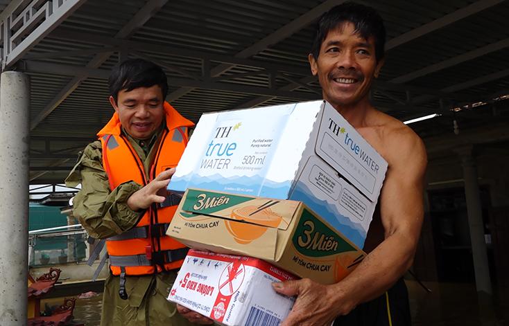 Giám đốc Công an tỉnh trao lương thực giúp người dân vùng lũ huyện Quảng Ninh