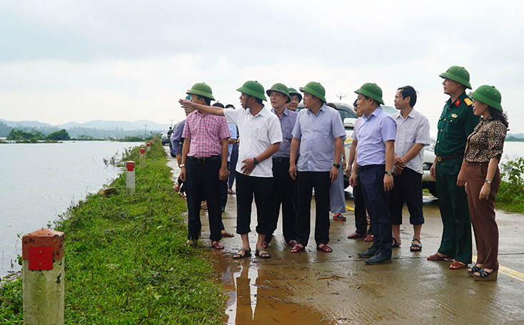 Đồng chí Bí thư Tỉnh ủy kiểm tra tình hình mưa lũ tại huyện Bố Trạch và Minh Hóa