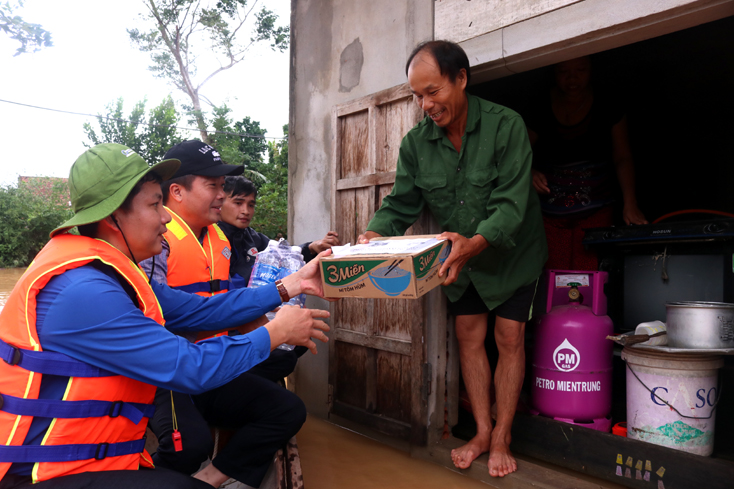 Hỗ trợ người dân vùng lũ huyện Quảng Ninh