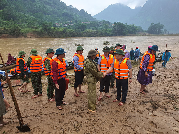 Đồng chí Bí thư Tỉnh ủy kiểm tra công tác phòng chống, khắc phục hậu quả mưa lũ tại xã Trường Sơn