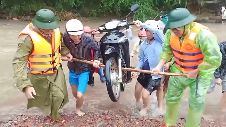 Sát cánh cùng người dân vùng lũ