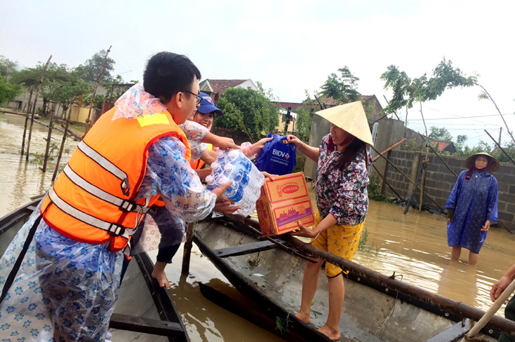 Sẻ chia khó khăn cùng người dân vùng lũ