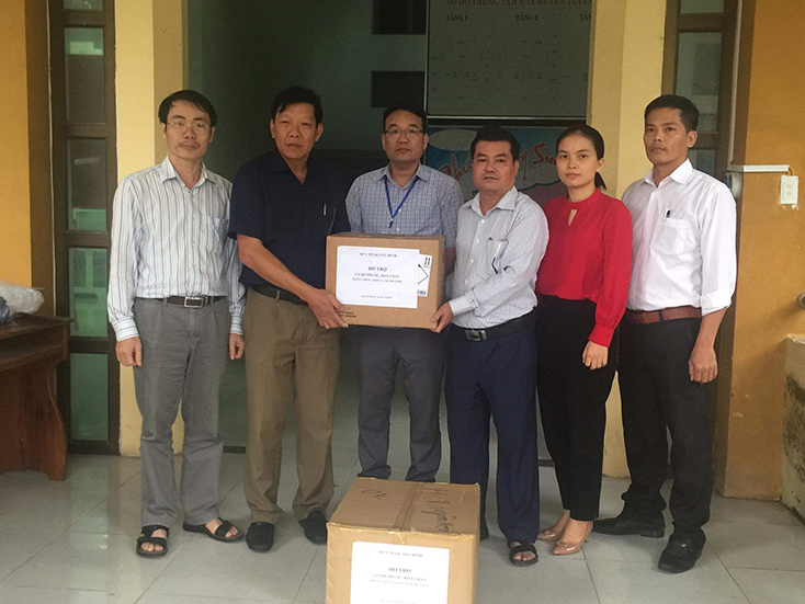 Trao thuốc, hoá chất cho các đơn vị y tế bị ảnh hưởng bởi lũ lụt
