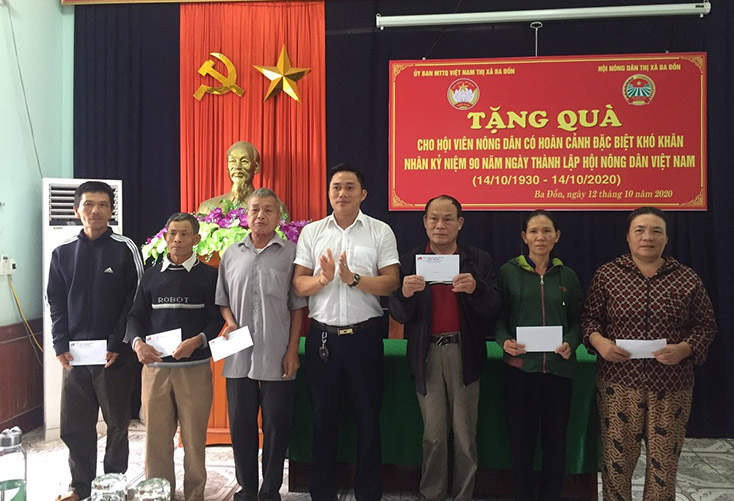 Thị xã Ba Đồn: Trao quà cho hội viên nông dân có hoàn cảnh khó khăn