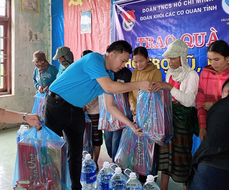 Đồng hành cùng người dân vùng lũ