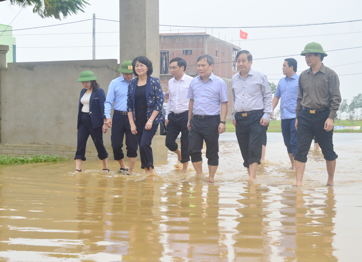 Đồng chí Phó Chủ tịch nước Đặng Thị Ngọc Thịnh thăm hỏi, tặng quà người dân vùng lũ