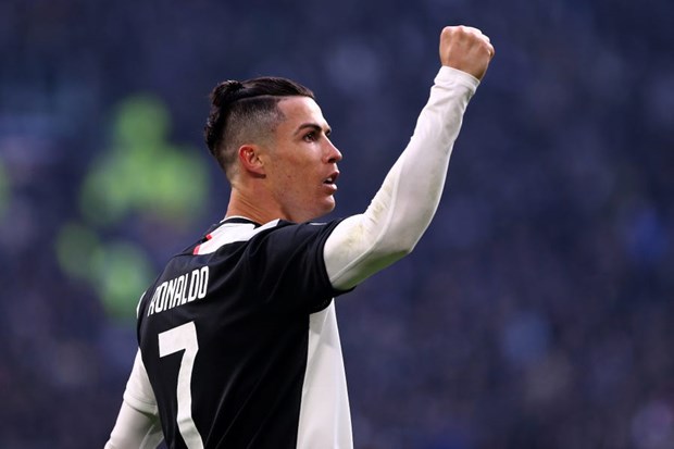 Siêu sao bóng đá Cristiano Ronaldo dương tính với virus SARS-CoV-2