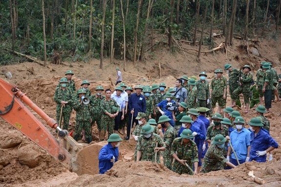 Đến 19 giờ 20 phút chiều nay (15-10) đã tìm thấy 13 thi thể cán bộ đoàn công tác gặp nạn