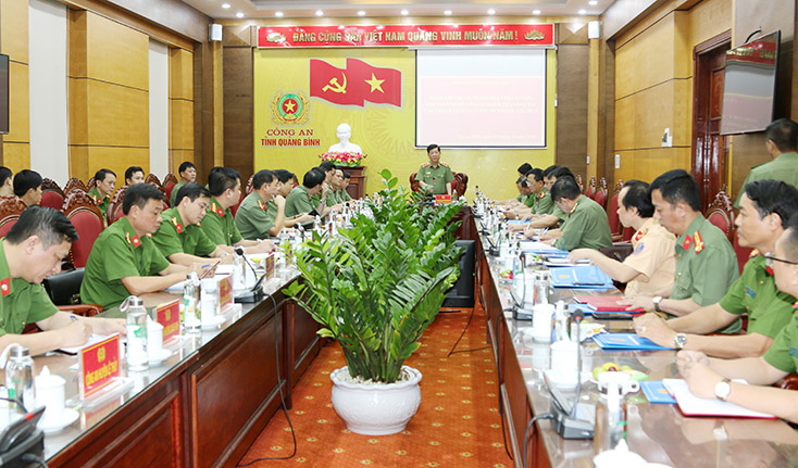 Thứ trưởng Bộ Công an Nguyễn Văn Sơn kiểm tra công tác ứng phó lụt bão của Công an tỉnh Quảng Bình