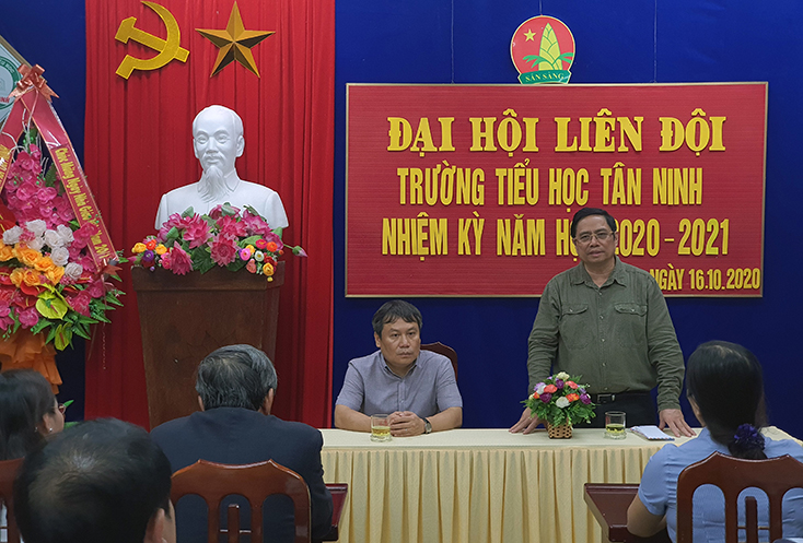 Đồng chí Trưởng Ban Tổ chức Trung ương kiểm tra tình hình mưa lũ tại huyện Quảng Ninh