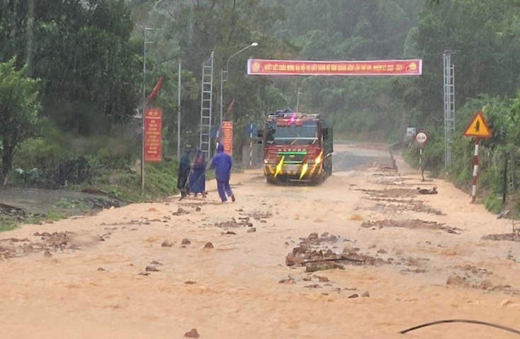 Hơn 7.000 nhà dân ngập lụt trở lại, nhiều tuyến đường giao thông huyết mạch bị ách tắc