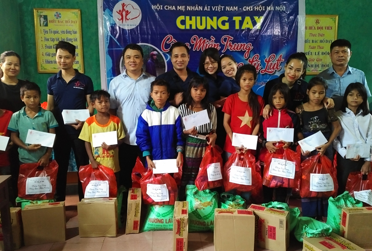 Trao quà hỗ trợ học sinh xã Thượng Trạch
