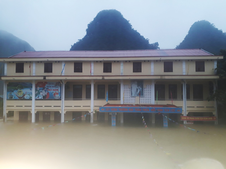 Mưa lũ diễn biến phức tạp, học sinh toàn tỉnh nghỉ học