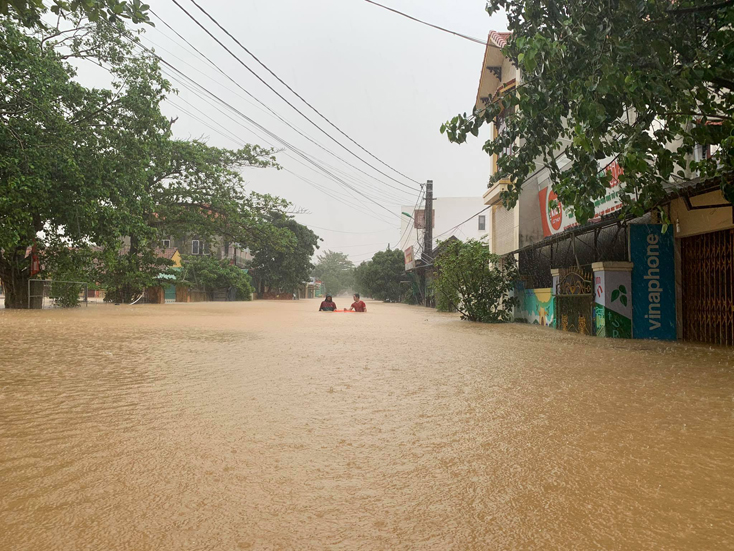 Cứu sống 2 người đi cứu trợ bị lật thuyền