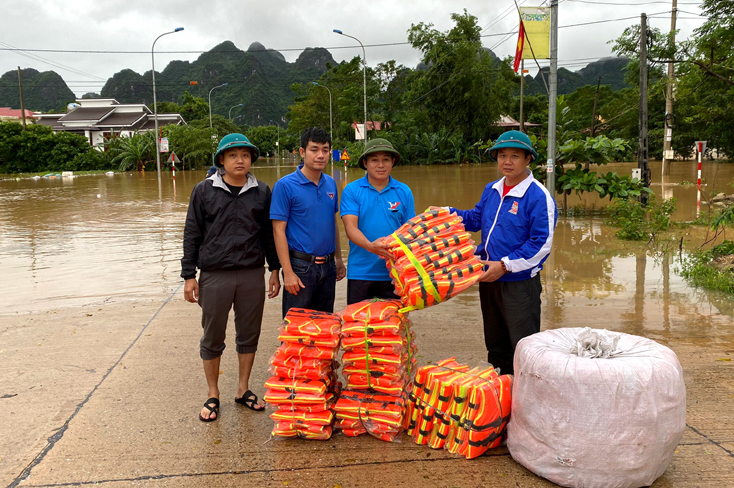 Tỉnh đoàn Quảng Bình: Trao tặng áo phao cho người dân vùng lũ