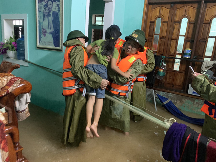 Công an TX. Ba Đồn vượt mưa lũ dữ cứu giúp người dân