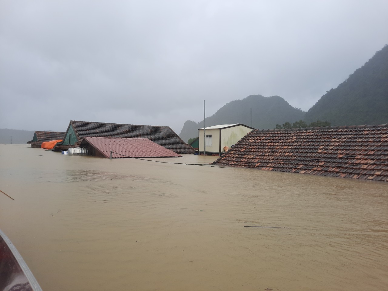 Minh Hóa: Di dời hàng nghìn người trong đêm