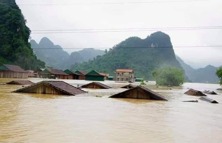 Đã có 3 người chết và trên 71.000 nhà dân ngập sâu trong nước