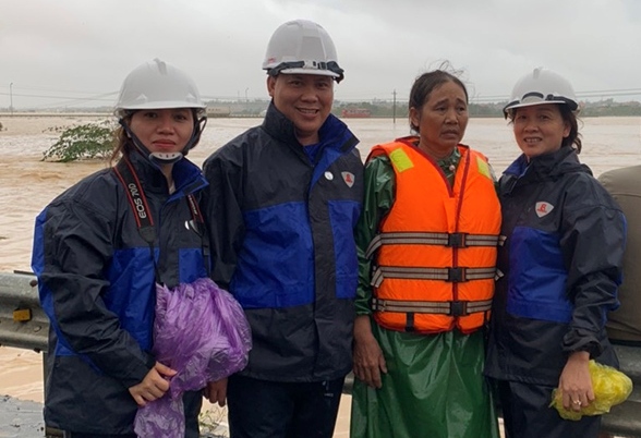 Dũng cảm cứu người trong dòng nước lũ