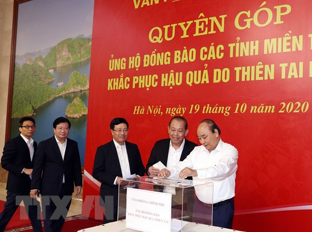 Lãnh đạo Chính phủ quyên góp ủng hộ đồng bào vùng mưa lũ ở miền Trung