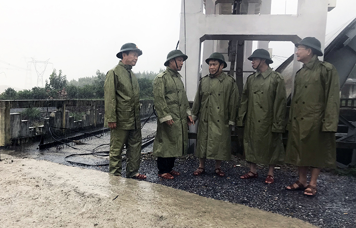 Đồng chí Bí thư Tỉnh ủy kiểm tra công tác ứng phó với mưa lũ tại Bố Trạch và TP. Đồng Hới