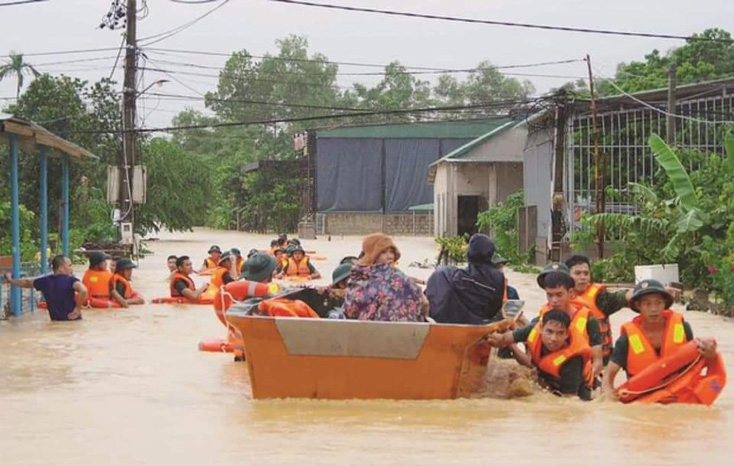 Huy động toàn lực tập trung cứu hộ, cứu nạn người dân vùng lũ