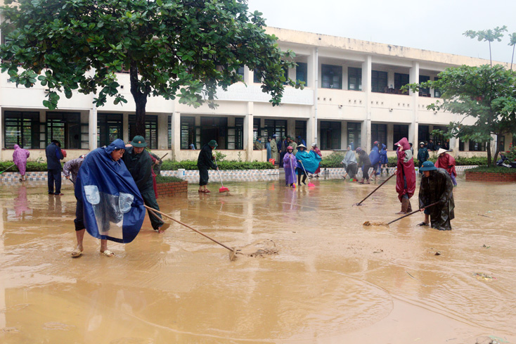 Dọn bùn sau khi lũ rút