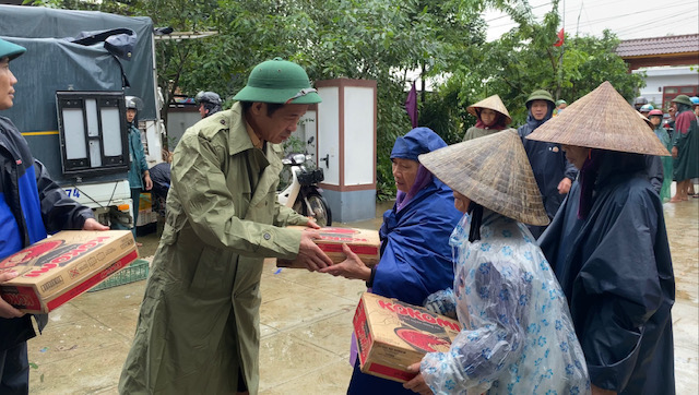 Huy động tổng lực để cứu dân