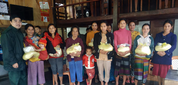 Trao quà cho đồng bào dân tộc thiểu số bị ảnh hưởng do mưa lũ
