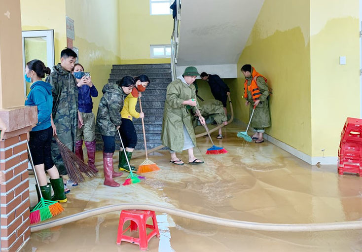 Huyện đoàn Quảng Trạch: Huy động đoàn viên vệ sinh giúp dân sau lũ