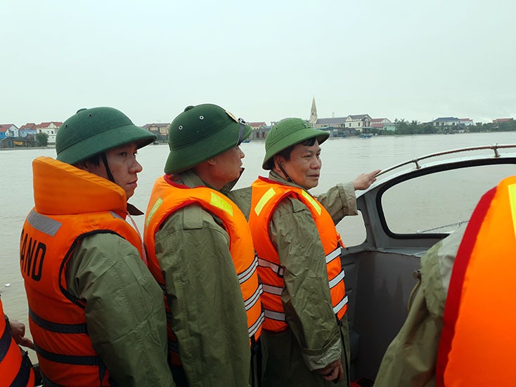 Khẩn trương cung cấp lương thực, thực phẩm, nước uống cho người dân vùng lũ