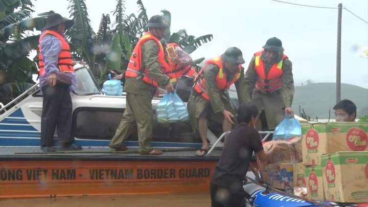 Đồng chí Phó chủ tịch Thường trực phụ trách HĐND tỉnh thăm tặng quà nhân dân vùng lũ Minh Hóa