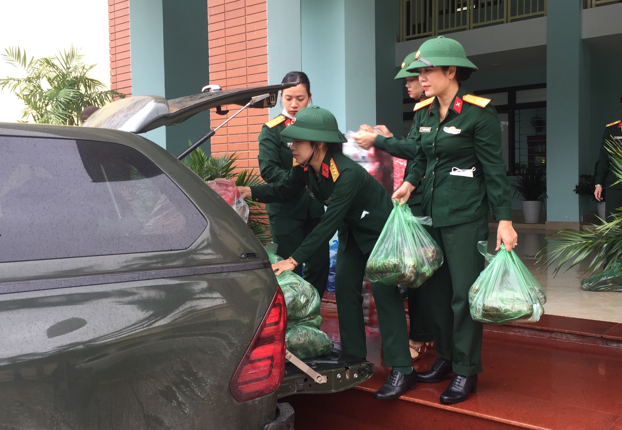 Cứu trợ khẩn cấp cho nhân dân vùng ngập lụt
