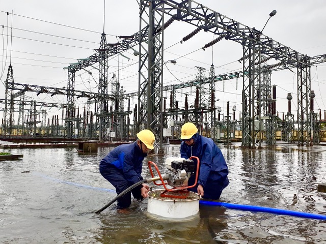 Khẩn trương khôi phục cấp điện sau lũ