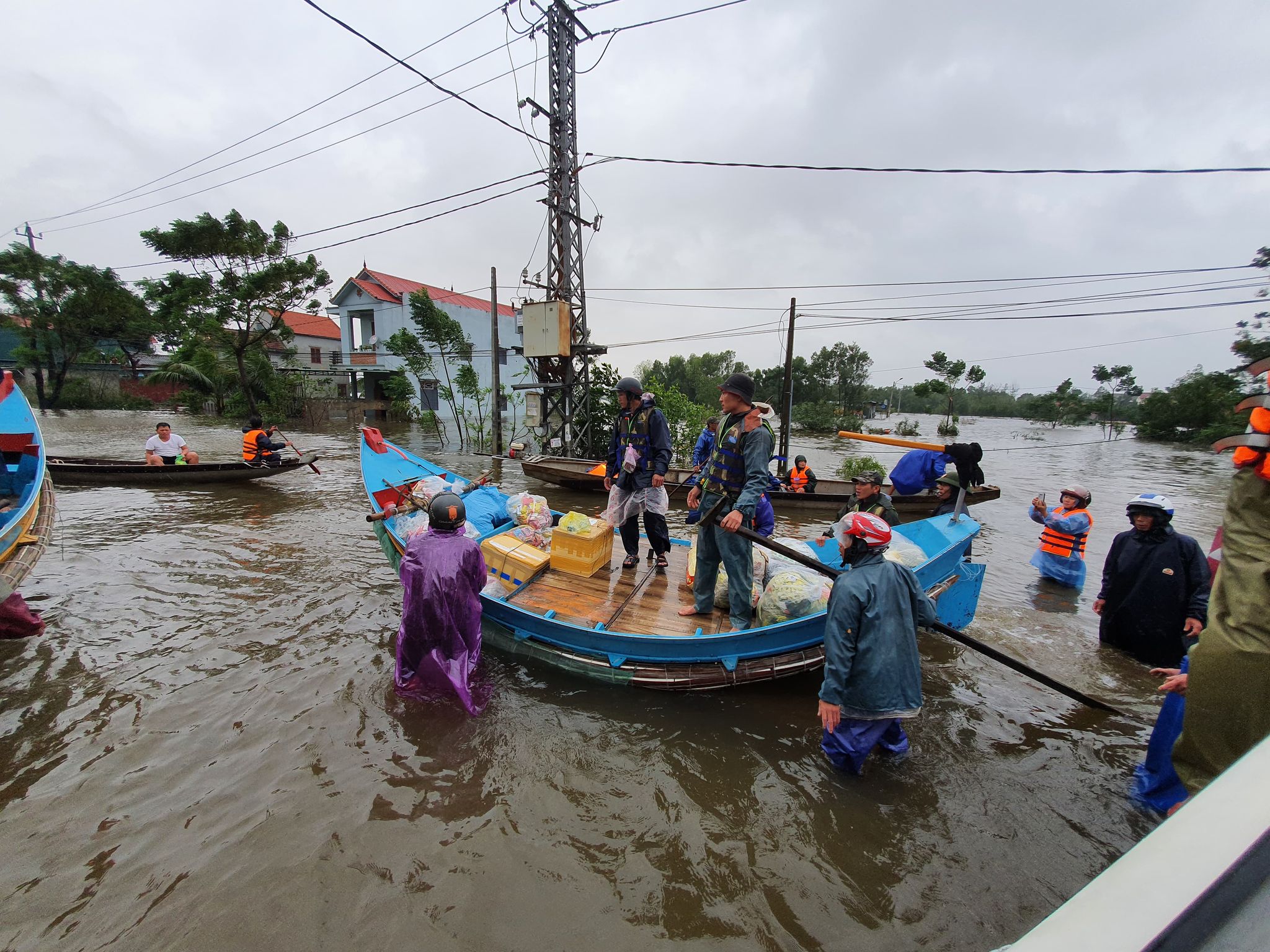 Lệ Thủy: Tiếp tục cứu trợ cho người dân vùng lũ