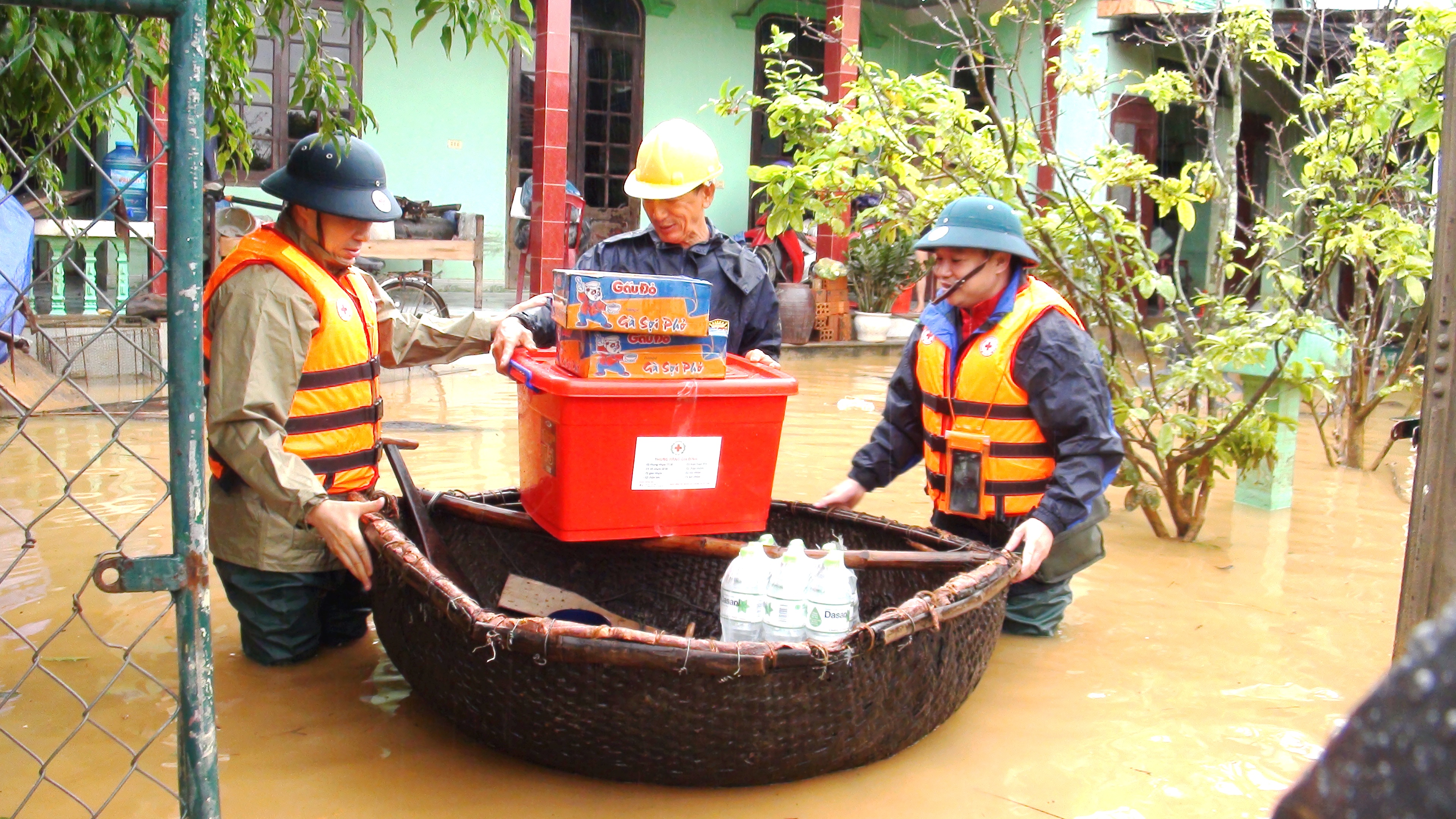 Hướng về nhân dân vùng lũ