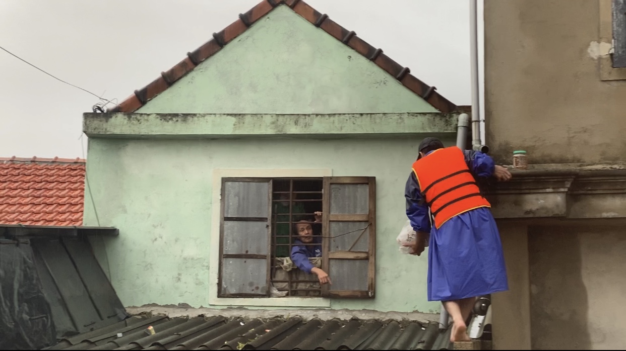 Người dân "oằn mình"  trong vùng lũ